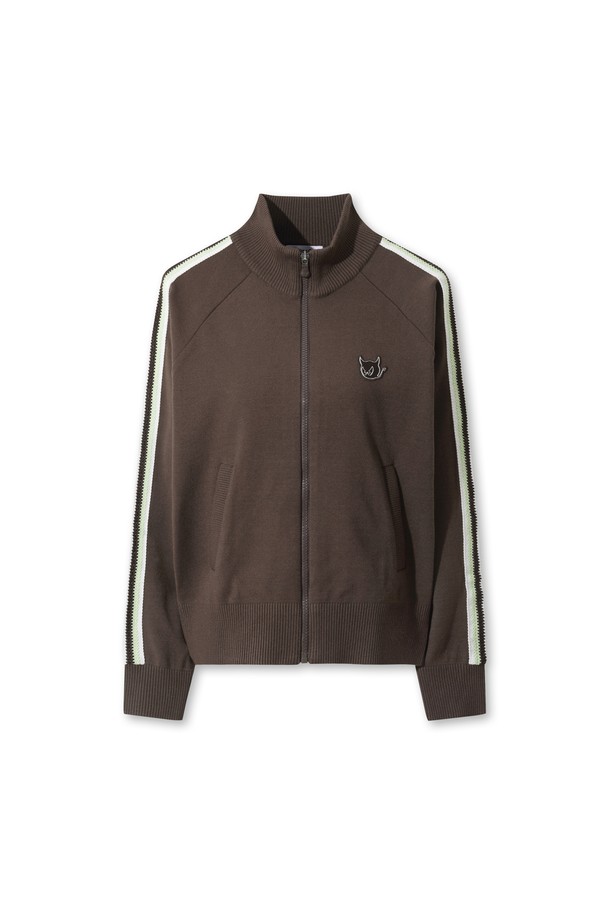 멀티 스트라이프 니트 스커트는 여성 골프룩을 위한 캐주얼 스타일의 스커트입니다. 부드러운 레이온 소재로 제작되어 편안한 착용감을 선사하며, 사이드 멀티 컬러 스트라이프 테이프 디테일이 특징입니다. 캐주얼한 무드를 연출하며, 포켓 디테일로 실용성을 더했습니다. 속바지가 있어 활동적인 움직임에도 안심할 수 있으며, 셋업으로도 활용 가능한 아이템입니다.
