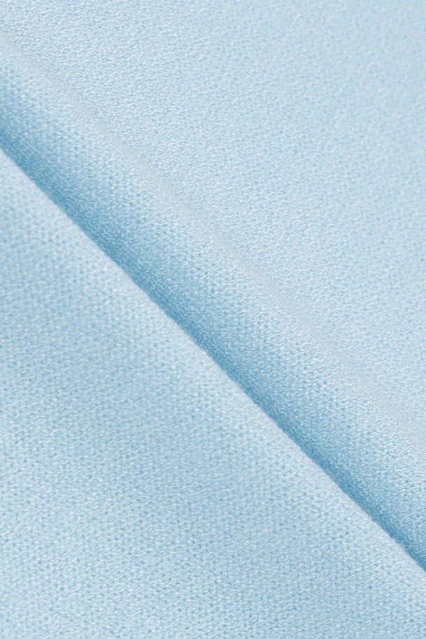 하늘색과 화이트 컬러 블록 디자인이 돋보이는 여성 가디건입니다. 봄, 여름 시즌에 적합하며, 얇은 두께감과 부드러운 촉감으로 편안하게 착용할 수 있습니다. 스포티하면서도 캐주얼한 무드를 연출하며, 골프룩 또는 일상복으로 활용 가능합니다. 레귤러핏에 V넥, 긴 소매, 버튼 여밈 방식을 갖추고 있으며, 양옆 포켓과 리브 마감 디테일로 실용성을 더했습니다. 무지 패턴으로 미니멀한 스타일을 선호하는 분들께 추천합니다.
