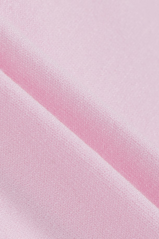 여성을 위한 컬러 블록 가디건입니다. 핑크와 화이트 색상의 배색이 돋보이며, 봄, 가을 시즌에 활용하기 좋은 얇은 두께감의 크롭 기장 가디건입니다. 스포티하면서도 캐주얼한 스타일을 연출하며, 브이넥 디자인과 버튼 여밈으로 포인트를 더했습니다. 양옆 포켓과 리브 마감, 긴 소매 디테일이 특징이며, 골프룩과 일상룩 모두에 잘 어울립니다.
