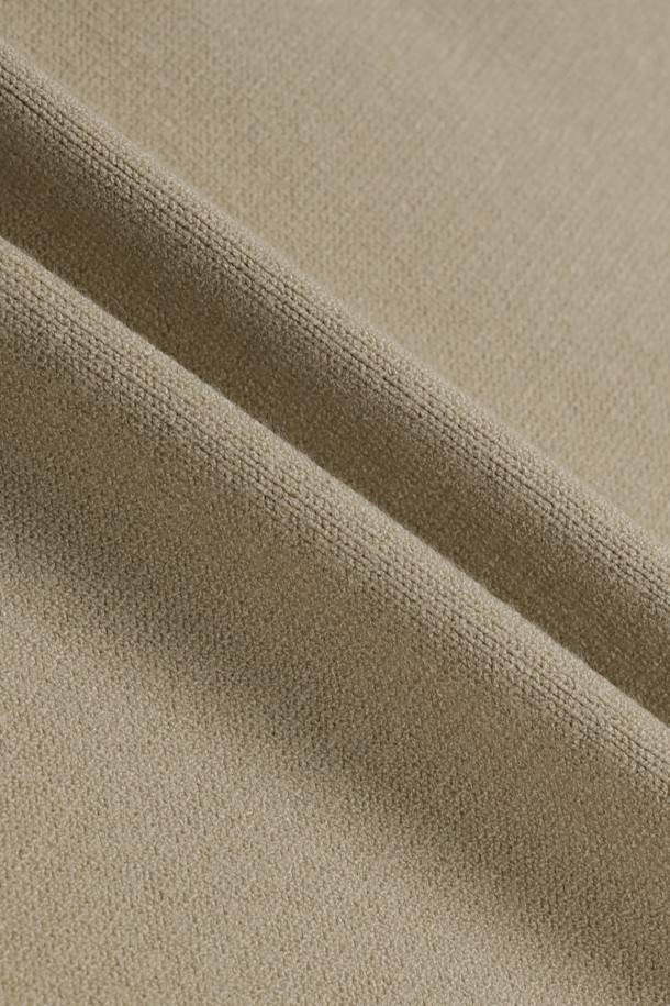 [WTO] 여성 후디 풀-집업 스웨터는 골프 및 일상생활에서 스포티하고 캐주얼한 스타일을 연출하기에 적합합니다. 베이지 컬러의 레터링 패턴이 돋보이며, 간절기에 입기 좋은 크롭 기장의 긴소매 후드 집업입니다. 양쪽 사이드 포켓과 후드 스트링, 와키 뱃지가 디자인 포인트입니다. 레귤러핏으로 편안하게 착용할 수 있으며, 다양한 하의와 매치하여 개성 있는 골프룩을 완성할 수 있습니다.
