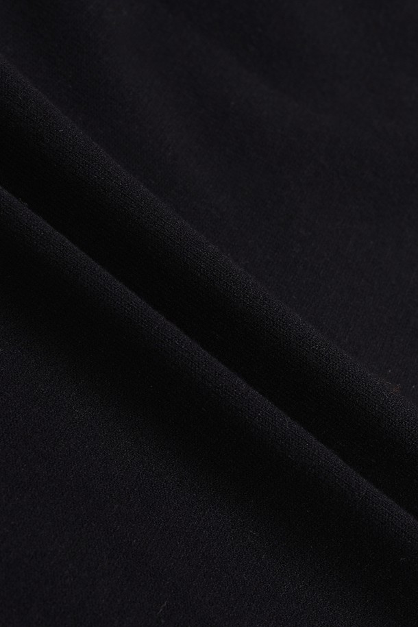 [WTO] 여성 후디 풀-집업 스웨터는 골프 및 일상용으로 활용 가능한 여성용 후드 집업 스웨터입니다. 간절기에 적합하며, 스포티하면서도 캐주얼한 스타일을 연출합니다. 블랙 컬러에 레터링 패턴이 돋보이며, 크롭 기장과 긴 소매가 특징입니다. 후드 스트링, 와키 뱃지 포인트, 양쪽 사이드 포켓 디테일이 있으며, 레귤러 핏으로 편안하게 착용할 수 있습니다.
