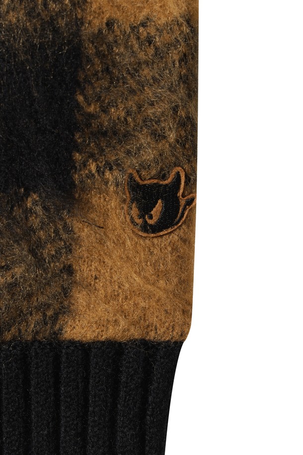 타탄 체크 패턴의 여성용 니트 블루종 재킷입니다. 클래식한 디자인으로 골프 및 일상복으로 활용 가능하며, 겨울철 방풍 및 보온 기능을 제공합니다. 블랙과 브라운 두 가지 색상으로 출시되었으며, 레귤러 핏에 지퍼와 토글 버튼으로 여밈 방식을 더했습니다. 두꺼운 두께감의 아크릴 니트 소재로 제작되어 따뜻하고 편안한 착용감을 선사합니다. 긴 소매 기장의 레귤러 기장 블루종 자켓입니다.
