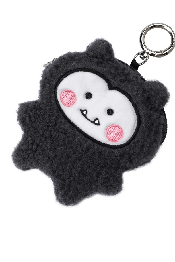 [WAACKIZ] 유니 플러피 파우치는 와키, 스코비, 피피 캐릭터가 돋보이는 귀여운 디자인의 파우치입니다. 부드럽고 보송보송한 플리스 소재로 제작되어 포근한 느낌을 주며, 미니 사이즈로 소품 수납에 용이합니다. 지퍼형 잠금 방식으로 내용물을 안전하게 보관할 수 있으며, 키링이나 참 장식으로 포인트를 더했습니다. 집콕룩, 여행룩, 휴가룩 등 캐주얼, 걸리시, 스트리트 스타일 어디에나 잘 어울리는 아이템입니다.
