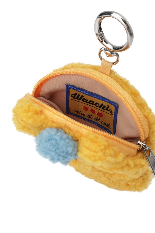 [WAACKIZ] 유니 플러피 파우치는 부드러운 플리스 소재로 제작되어 보송보송한 촉감이 특징입니다. 귀여운 캐릭터 와키, 스코비, 피피 디자인의 사각 파우치로, 옐로우와 블루 두 가지 컬러로 만나볼 수 있습니다. 지퍼형 잠금 방식으로 소지품을 안전하게 보관하며, 미니 사이즈로 소품 보관에 용이합니다. 캐주얼, 고프코어, 스트리트 스타일의 여행룩, 휴가룩, 캠핑룩에 포인트 아이템으로 활용하기 좋습니다.
