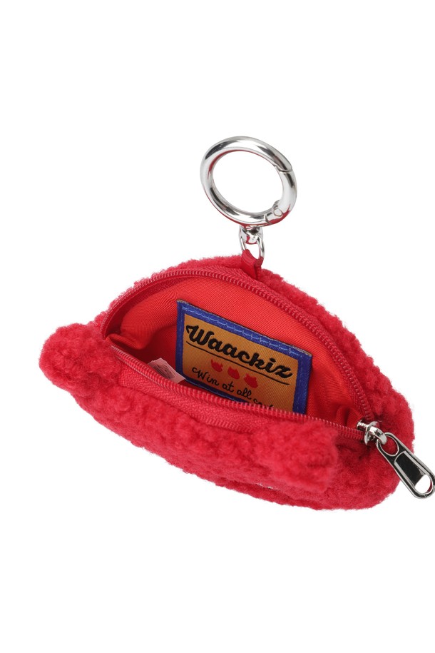 [WAACKIZ] 유니 플러피 파우치는 보송보송한 플리스 소재의 미니 파우치입니다. 귀여운 와키, 스코비, 피피 캐릭터 디자인이 돋보이는 상품으로, 일상에서 소지품을 수납하기에 좋습니다. 오렌지 컬러와 캐릭터 모양으로 캐주얼하면서도 걸리시한 스타일을 연출할 수 있습니다. 수납 기능을 갖춘 실용적인 아이템으로, [WAACKiZ]의 사랑스러운 캐릭터 상품을 만나보세요.
