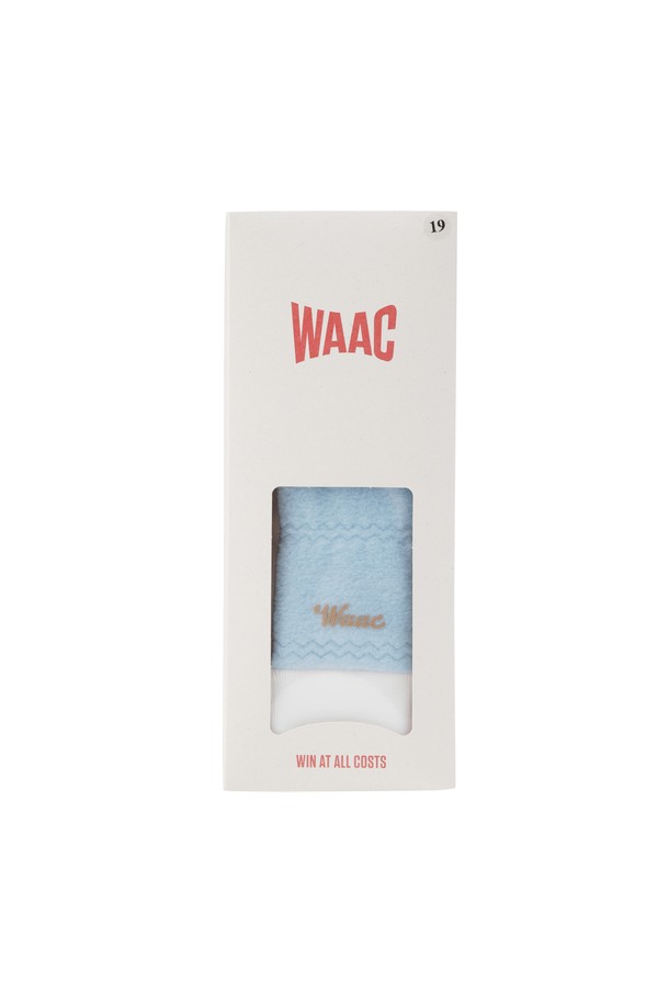 여성용 합성 가죽 골프 장갑(1쌍)입니다. 스카이블루, 브라운, 화이트 세 가지 색상으로 출시되어 골프룩에 맞춰 스타일리시하게 연출할 수 있습니다. 부드러운 합성 가죽과 천연 양가죽 소재를 사용하여 편안한 그립감을 제공하며, 손목 부분의 립 조직 디테일이 돋보입니다. 왼손과 오른손 각각 1개씩 세트로 구성되었으며, 배색 로고 디자인으로 스포티하면서도 미니멀한 스타일을 연출합니다. 클래식한 골프 스타일을 선호하는 여성 골퍼에게 적합합니다.
