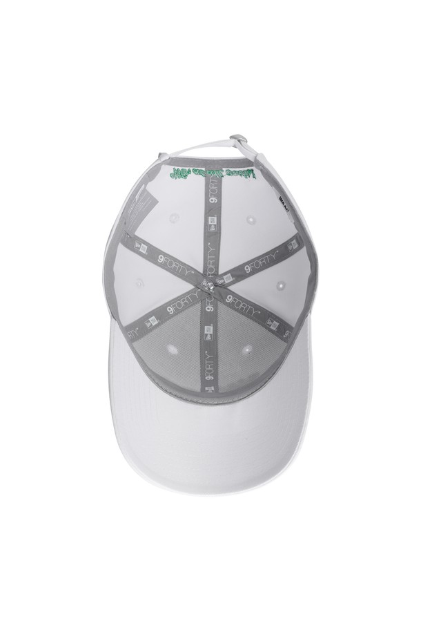 뉴 에라 940 코튼 로고 캡은 부드러운 면 소재로 제작되어 편안한 착용감을 선사합니다. 화이트 컬러 바탕에 로고 자수와 심볼 패치로 포인트를 주어 캐주얼, 미니멀, 스포티한 스타일을 연출하기 좋습니다. 골프룩과 일상룩에 모두 활용 가능하며, 봄, 여름, 가을 시즌에 적합합니다. 일반적인 모자 깊이와 챙 넓이로 제작되었으며, 버클 스트랩을 통해 사이즈 조절이 가능합니다.
