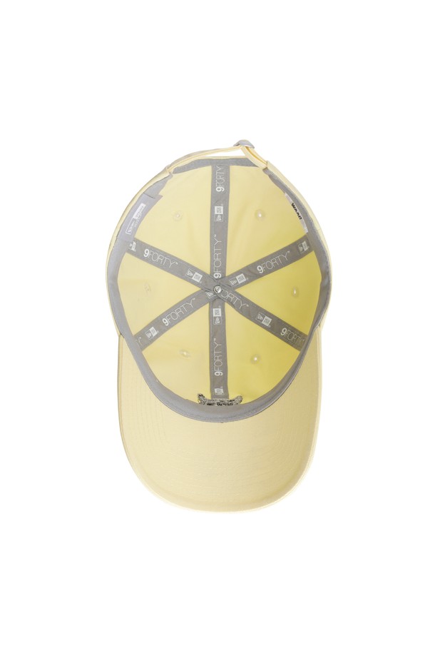 NEW ERA(뉴 에라) 940 UNST WTO WAACKY 캡은 베이지 컬러의 볼캡으로, 골프룩과 캐주얼, 미니멀, 클래식 스타일을 즐겨 입는 분들께 적합합니다. 면 소재로 제작되어 봄, 여름, 가을 시즌에 착용하기 좋으며, 챙 넓이는 7cm입니다. 로고 패치가 디자인된 심플한 디자인으로, 다양한 스타일에 매치하기 용이합니다. 사이즈 조절이 가능한 벨크로 여밈 방식으로 편안한 착용감을 제공합니다.
