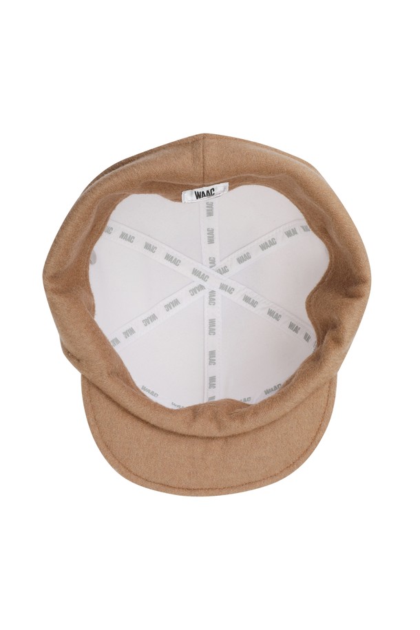 여성 폼폼 니트 햇은 가을, 겨울 시즌에 따뜻함과 스타일을 동시에 선사하는 모자입니다. 부드러운 니트 소재로 제작되어 편안한 착용감을 제공하며, 4cm 챙으로 포근한 느낌을 더합니다. 리얼 퍼 폼폼 장식과 양 사이드 스냅 디테일이 돋보이며, 폼폼은 탈부착이 가능하여 다양한 스타일 연출이 가능합니다. 골프룩, 캐주얼, 미니멀, 클래식 등 어떤 스타일에도 매치하기 좋은 실용적인 아이템입니다. 보온 기능을 갖춘 무지 디자인으로, 따뜻하고 세련된 겨울 스타일을 완성하세요.
