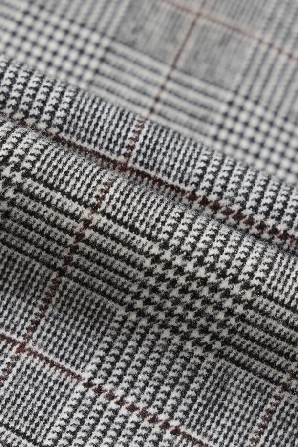 남성 TR 체크 패턴 팬츠입니다. 부드러운 촉감의 TR 소재로 제작되어 가을, 겨울 시즌에 따뜻하게 착용할 수 있습니다. 그레이 컬러의 테이퍼드핏 긴바지로, 포멀하면서도 캐주얼한 스타일을 연출합니다. 허벅지 부분에 여유를 주어 편안한 착용감을 제공하며, 골프, 일상, 비즈니스 캐주얼 등 다양한 TPO에 활용 가능합니다. 클래식, 캐주얼, 미니멀 스타일을 즐겨 입는 남성분들께 추천합니다.
