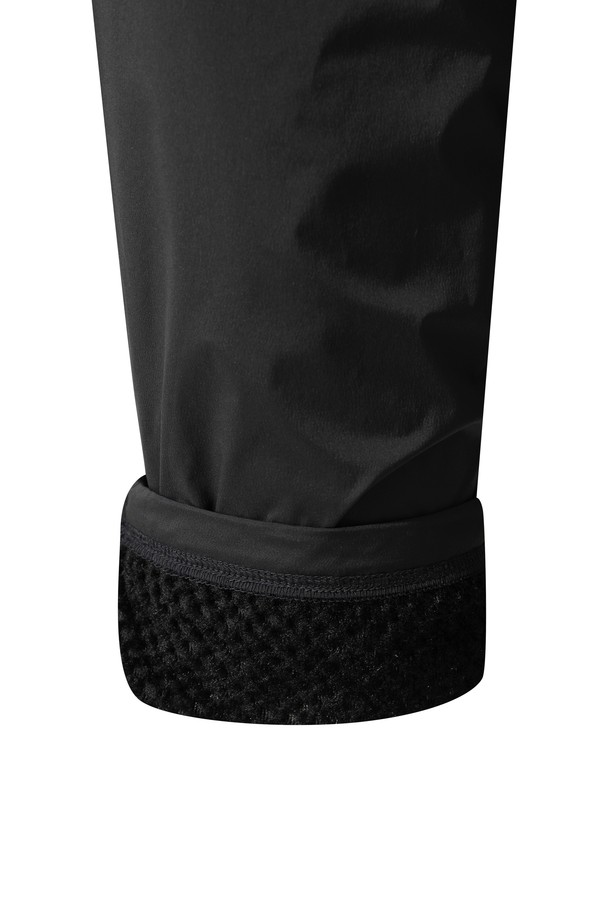 [JONES] 남성 윈드브레이커 조거 팬츠는 가을, 겨울 시즌에 적합한 남성용 조거 팬츠입니다. 골프 및 일상 활동에 적합하며, 스포티한 스타일을 연출합니다. 
블랙 색상에 무지 패턴으로 미니멀한 디자인을 강조하며, 나일론과 스판덱스 혼방 소재로 제작되어 활동성과 내구성을 높였습니다. 
두꺼운 두께감의 기모 안감과 메쉬 안감 처리가 되어 보온성을 더하고, 밑단 밴딩과 무릎 다트 디테일로 편안한 착용감을 제공합니다. 
경량 소재를 사용하여 편안함을 더했으며, JONES 콜라보레이션으로 디자인의 완성도를 높였습니다. 
조거핏으로 트렌디한 스타일을 연출하며, 스포티, 캐주얼 룩을 완성하기 좋습니다.
