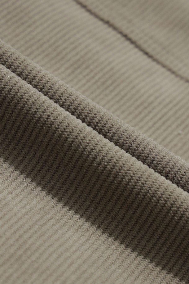 [JONES] 남성 코듀로이 더블 니 팬츠는 가을과 겨울, 골프 및 일상생활에서 모두 활용 가능한 남성용 바지입니다. 부드러운 촉감의 코듀로이, 폴리에스테르, 스판덱스 혼방 소재로 제작되어 보온성이 뛰어나고, 레귤러핏으로 편안한 착용감을 선사합니다. 베이지 컬러의 무지 디자인이며, JONES 로고가 새겨진 벨트 일체형으로 깔끔한 스타일을 연출합니다. 더블 니 디자인으로 활동성을 높였으며, 캐주얼, 클래식, 스포티한 다양한 스타일을 소화할 수 있습니다.
