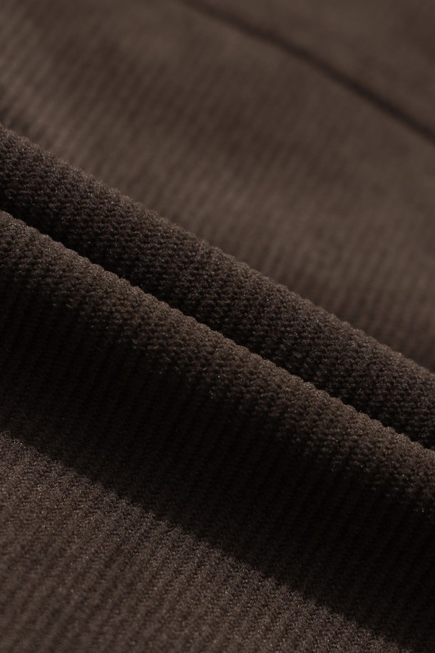 [JONES] 남성 코듀로이 더블 니 팬츠는 가을, 겨울 시즌에 어울리는 남성용 코듀로이 팬츠입니다. 브라운 컬러의 레귤러핏 긴바지로, 캐주얼, 스포티, 클래식 스타일을 모두 아우릅니다. 보온성이 우수하며, 부드러운 촉감의 코듀로이, 폴리에스테르, 스판덱스 혼방 소재로 제작되었습니다. 특히 더블 니 디자인으로 활동성을 높였으며, JONES 로고가 새겨진 일체형 벨트가 특징입니다. 골프룩은 물론 일상에서도 편안하게 착용할 수 있습니다.
