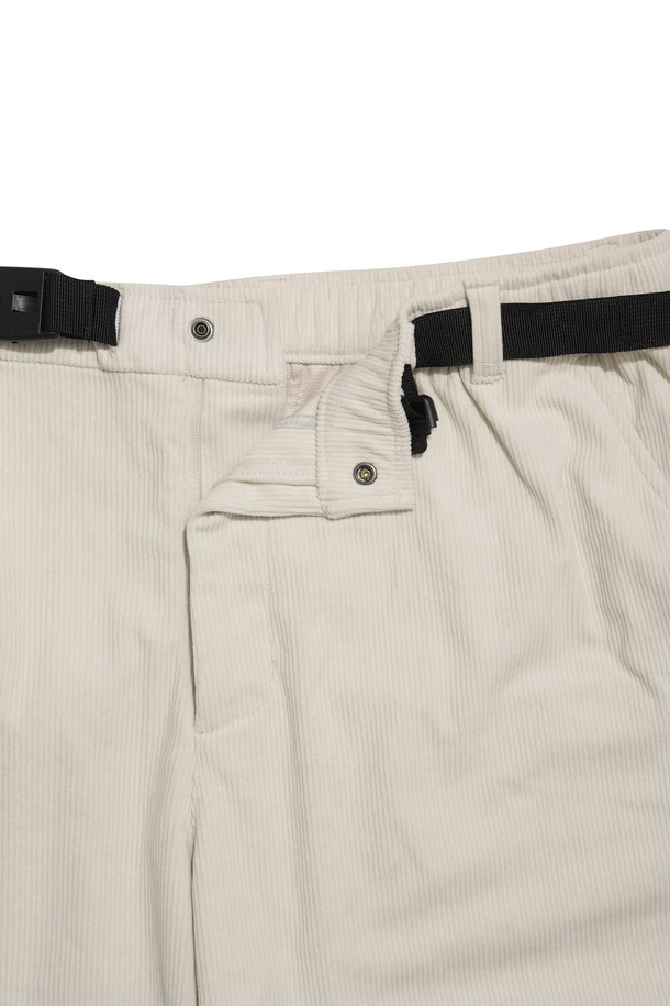 [JONES] 남성 코듀로이 더블 니 팬츠는 가을, 겨울 시즌에 어울리는 남성용 코듀로이 팬츠입니다. 부드러운 촉감의 코듀로이, 폴리에스테르, 스판덱스 혼방 소재로 제작되어 편안한 착용감을 선사합니다. 베이지 컬러의 무지 디자인에 레귤러핏으로 제작되었으며, 보온성이 우수하고 더블니 디자인으로 활동성을 더했습니다. JONES 로고가 새겨진 벨트 일체형 디자인으로, 골프 및 일상 캐주얼, 스포티, 클래식 스타일 연출에 활용 가능합니다. 허리 밴딩 처리로 편안함을 더했습니다.
