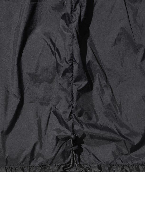 [JONES] 남성용 스타디움 패딩 베스트는 가을과 겨울 시즌, 골프 또는 일상에서 활용하기 좋은 아우터입니다. 블랙 색상의 레귤러핏으로, 스포티하고 미니멀한 스타일을 연출합니다. 폴리에스테르 소재에 두꺼운 두께감으로 보온성을 높였으며, 넥과 밑단에는 스트라이프 시보리 디테일이 들어갔습니다. 경량 패딩으로 활동성을 보장하며, 집업 스타일로 편안하게 착용할 수 있습니다. 민소매 디자인으로 다양한 이너와 레이어드하여 개성 있는 골프룩을 완성해보세요.
