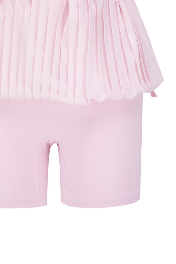 세련된 여성 골프룩을 완성할 Women 치폰 플리츠 스커트입니다. 부드러운 촉감의 시폰 소재로 제작되어 봄, 여름 시즌 시원하고 편안하게 착용할 수 있습니다. 핑크 컬러의 스포티한 디자인에 플리츠 치마핏이 여성스러운 실루엣을 연출합니다. 속바지가 부착되어 활동성을 높였으며, 허리 로고 니트 블록과 옆 지퍼 여밈, 지퍼 포켓 디테일로 실용성을 더했습니다. 미니멀한 스타일로 필드 위에서 당신의 개성을 뽐내보세요.
