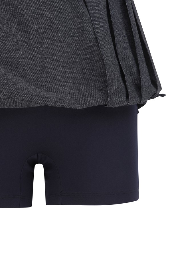 데님 느낌의 플리츠 스커트, 여성 골프 및 일상복으로 활용하기 좋습니다. 네이비 컬러에 부드러운 촉감의 데님 소재로 제작되어 편안한 착용감을 선사합니다. 플리츠 디자인과 레귤러 핏으로 캐주얼하면서도 스포티한 스타일을 연출하며, 봄, 여름 시즌에 적합합니다. 스트레치 기능과 자수 디테일이 더해져 활동성과 디자인 모두 놓치지 않았습니다. 골프룩과 봄 소풍룩에 미니멀한 매력을 더해보세요.
