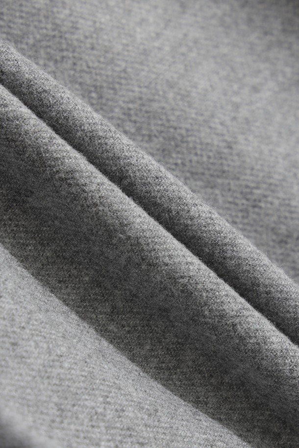 포근한 촉감의 여성 겨울 플리츠 스커트입니다. 캐주얼, 미니멀, 클래식 스타일을 아우르며, 경쾌한 무드로 다양한 상의와 매치하기 좋습니다. 두꺼운 두께감으로 한겨울에도 따뜻하게 착용 가능하며, 부드러운 촉감이 편안함을 더합니다. 골프룩 연출에도 적합한 그레이 컬러의 무지 디자인 플리츠 스커트입니다.
