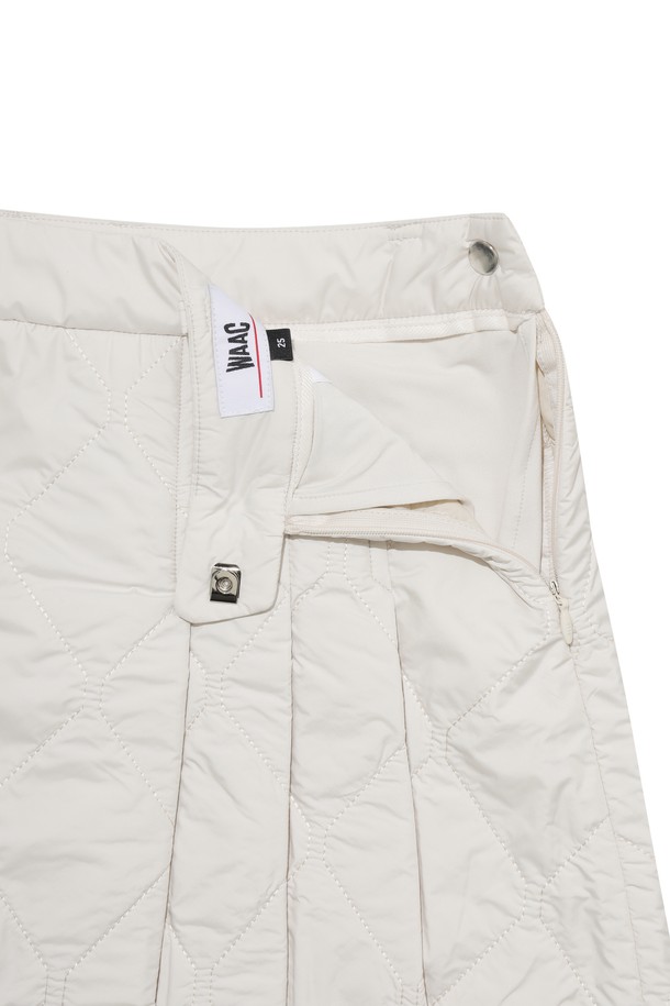 세련된 여성 웨지 패디드 랩 스커트입니다. 부드러운 폴리에스테르 소재로 제작되어 편안한 착용감을 선사하며, 겨울철 보온성을 높여줍니다. 랩 스타일과 플리츠 디자인이 여성스러운 실루엣을 연출하며, 화이트 컬러의 깔끔함이 돋보입니다. 경량 충전재와 포켓 디테일이 실용성을 더하여 골프룩과 일상룩 모두에 활용 가능합니다. 스포티하면서도 미니멀한 스타일을 추구하는 여성분들께 추천합니다.
