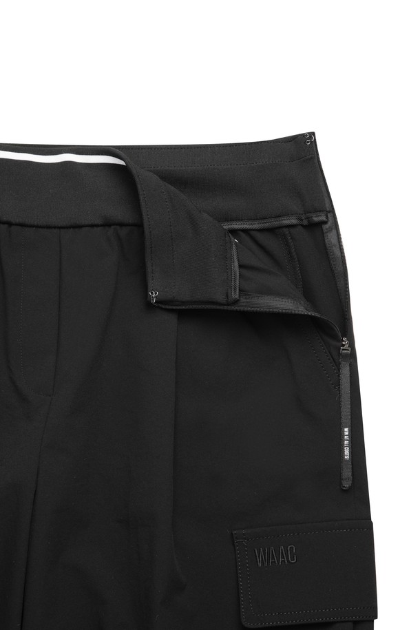 **Women 밴딩 이지 조거 팬츠**는 여성 골프 및 일상 활동에 적합한 조거 팬츠입니다. 블랙 컬러의 무지 디자인으로 스포티, 캐주얼, 미니멀 스타일을 연출할 수 있습니다. 허리 밴딩, 사이드 후크와 지퍼 여밈, 양옆 및 힙 포켓, 사이드 플랩 디테일, 밑단 스트링 조절 기능이 있어 편안함과 실용성을 높였습니다. 릴랙스핏으로 편안하게 착용 가능하며, 봄, 여름, 가을 계절에 활용하기 좋습니다. 골프룩은 물론, 다양한 캐주얼 스타일에 매치하여 스타일리시하게 연출해보세요.
