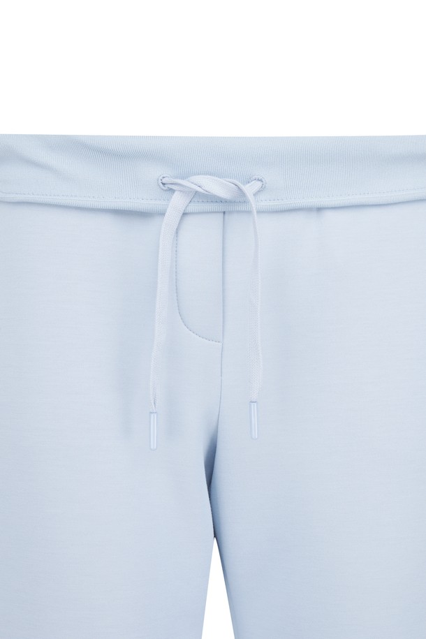 여성 저지 셋업 조거 팬츠는 부드러운 면 소재로 제작되어 편안한 착용감을 선사합니다. 연한 하늘색 컬러와 무지 디자인으로 스포티하면서도 캐주얼한 스타일을 연출하며, 골프룩 또는 일상복으로 활용하기 좋습니다. 봄, 여름 시즌에 적합하며, 릴랙스 핏과 조거핏으로 활동성을 높였습니다. 허리 밴딩과 밑단 밴딩 디테일로 편안함과 스타일을 동시에 잡았습니다. 얇은 두께감으로 시원하게 착용할 수 있습니다.
