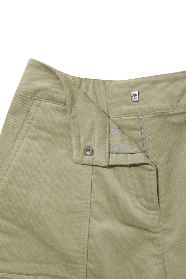 [JONES] 여성용 무릎 기장 코듀로이 쇼츠는 부드러운 코듀로이와 면 혼방 소재로 제작되어 편안한 착용감을 선사합니다. 베이지 컬러에 레귤러핏으로 제작되어 캐주얼하고 클래식한 스타일을 연출하며, 봄, 여름 시즌에 활용하기 좋습니다. 카고 디테일이 돋보이며, 골프룩이나 봄 소풍룩에 잘 어울리는 실용적인 디자인입니다. JONES 콜라보레이션 라인으로, 두꺼운 두께감으로 안정감 있는 착용감을 제공합니다. 무지 패턴의 숏 기장 바지로 다양한 상의와 매치하여 미니멀한 스타일을 완성할 수 있습니다.
