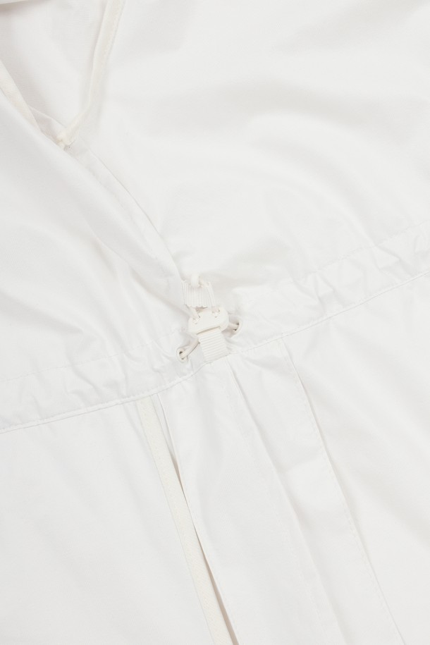 여성 에센셜 윈드브레이커는 골프 또는 일상에서 스포티하고 캐주얼한 스타일을 연출하기 좋은 아이템입니다. 얇고 부드러운 나일론 소재로 제작되어 봄, 가을 간절기에 가볍게 걸치기 좋으며, 방풍 기능으로 쾌적한 착용감을 선사합니다. 깔끔한 화이트 컬러의 무지 디자인에 레귤러핏으로 편안하게 착용 가능하며, 후드, 허리 스트링, 사이드 포켓, 플랩 디테일, D링 패치 등 실용적인 디테일이 돋보입니다. 집업 스타일로 간편하게 여밀 수 있으며, 활동성을 고려한 디자인으로 다양한 활동에 제약 없이 활용할 수 있습니다.
