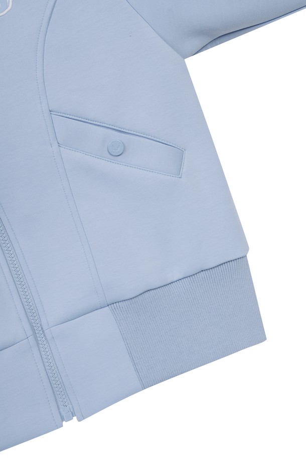 하늘색 컬러의 Women Pressed 로고 포인트 져지 재킷입니다. 가오리핏으로 편안하게 착용 가능하며, 봄, 가을 간절기에 활용하기 좋습니다. 얇은 두께감의 져지 소재로 제작되어 부드러운 촉감을 선사하며, 소매 로고 포인트가 돋보입니다. 집업 스타일로 간편하게 여밀 수 있으며, 스포티하면서도 캐주얼한 스타일을 연출할 수 있어 골프룩 또는 봄 소풍룩으로도 적합합니다. 스트레치성이 우수하여 활동성을 높여줍니다.
