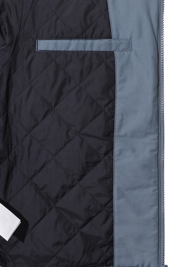 [JONES] 여성용 디트로이트 패딩 재킷은 겨울, 가을 시즌에 적합한 루즈핏 패딩 재킷입니다. 나일론과 면 혼방의 부드러운 소재로 제작되어 편안한 착용감을 선사하며, 두꺼운 두께감으로 보온성을 높였습니다. 스포티하면서도 캐주얼한 무드를 연출하며, 깔끔한 디자인과 배색 카라가 돋보입니다. 골프룩, 산책룩 등 다양한 TPO에 활용 가능하며, 집업 스타일로 간편하게 착용할 수 있습니다.
