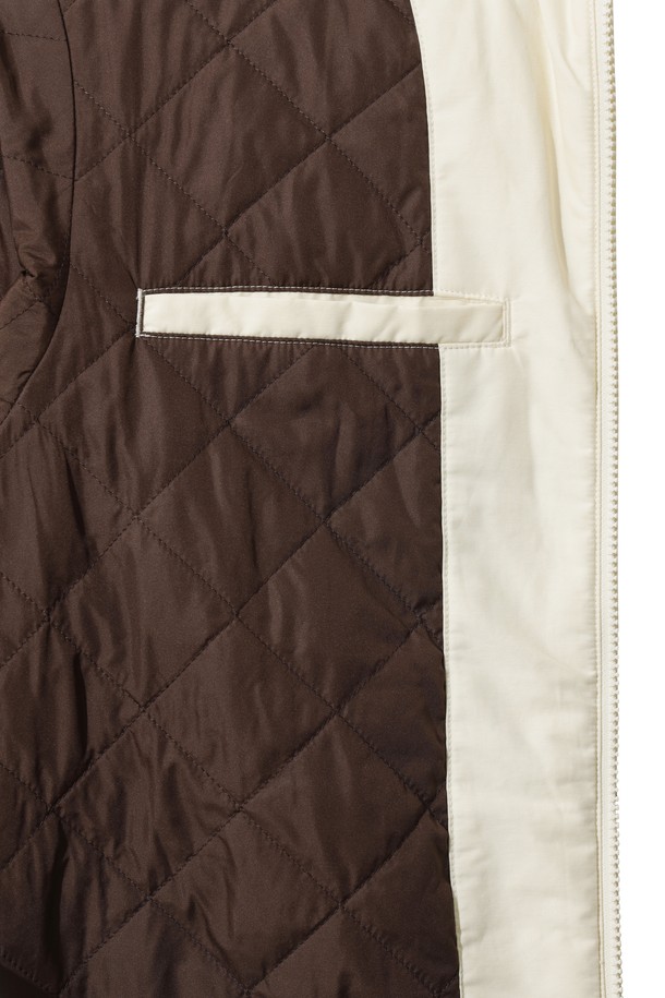 [JONES] 여성 디트로이트 패딩 재킷은 가을, 겨울 시즌 골프 및 일상에서 활용하기 좋은 아우터입니다. 아이보리, 블랙 두 가지 색상으로 출시되어 다양한 스타일에 매치하기 용이하며, 루즈핏 디자인으로 편안한 착용감을 선사합니다. 나일론과 면 혼방 소재로 제작되어 부드러운 촉감을 자랑하며, 가벼운 착용감과 배색 디테일, 로고 포인트로 스포티하고 캐주얼한 무드를 연출합니다. 집업 스타일의 긴 소매 패딩 재킷으로, 두꺼운 두께감과 안감 패딩으로 보온성을 높였습니다. 
