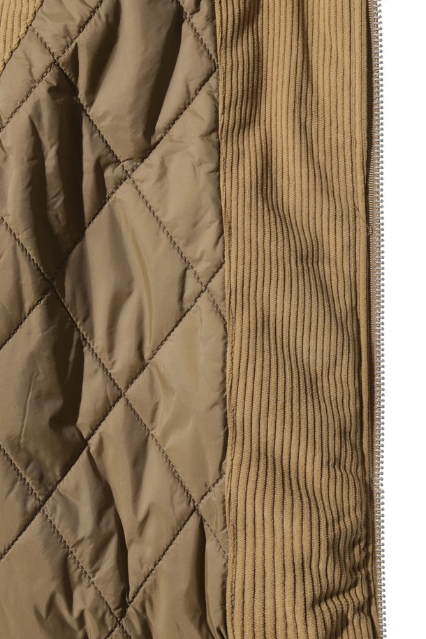 우먼 로이 베스트는 겨울철 따뜻함과 스타일을 모두 갖춘 여성용 베스트입니다. 베이지와 브라운 두 가지 색상으로 출시되었으며, 캐주얼 및 스포티 무드를 연출할 수 있습니다. 부드러운 코듀로이 소재에 두꺼운 두께감과 보온성을 위한 퍼 안감, 탈부착 가능한 퍼 칼라 및 충전재를 더해 뛰어난 착용감을 제공합니다. 집업 스타일의 레귤러핏으로 제작되었으며, 골프룩은 물론 일상에서도 활용하기 좋습니다. 민소매 디자인으로 활동성을 높였습니다.
