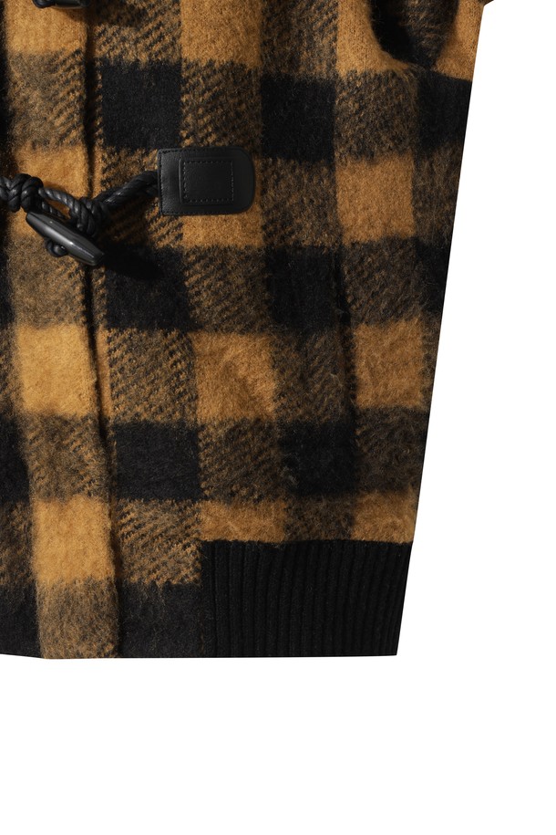 타탄 체크 패턴의 여성용 니트 블루종 재킷입니다. 클래식한 디자인으로 골프 및 일상복으로 활용 가능하며, 겨울철 방풍 및 보온 기능을 제공합니다. 블랙과 브라운 두 가지 색상으로 출시되었으며, 레귤러 핏에 지퍼와 토글 버튼으로 여밈 방식을 더했습니다. 두꺼운 두께감의 아크릴 니트 소재로 제작되어 따뜻하고 편안한 착용감을 선사합니다. 긴 소매 기장의 레귤러 기장 블루종 자켓입니다.
