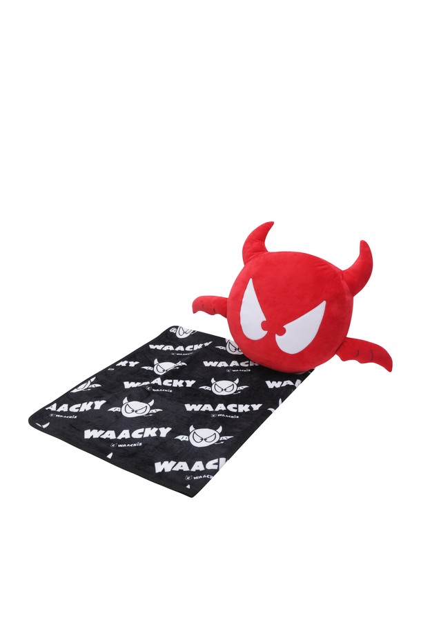 [WAACKIZ] 와키 캐릭터 유니 쿠션 블랭킷 세트는 부드러운 코랄 벨벳, 크리스탈 슈퍼 소프트, 폴리에스터 소재로 제작되어 포근한 촉감을 선사합니다. 와키 캐릭터 디자인으로 귀엽고 캐주얼한 스타일을 연출하며, 레드와 블루 두 가지 색상으로 만나볼 수 있습니다. 쿠션과 담요가 일체형으로 제작되어 골프, 인테리어, 차량 등 다양한 용도로 활용 가능합니다. 담요 내장 기능으로 실용성을 더하여 언제 어디서든 따뜻함을 느낄 수 있습니다. 부드러운 쿠션과 담요로 편안함과 러블리한 분위기를 동시에 즐겨보세요.
