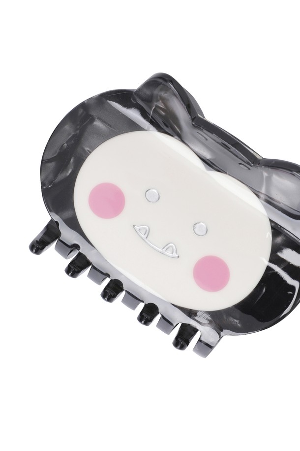 [WAACKIZ] 유니 헤어 클로는 귀엽고 개성 넘치는 스타일을 연출할 수 있는 헤어 액세서리입니다. 부드러운 촉감과 은은한 광택이 돋보이는 플라스틱 소재로 제작되었으며, 미니 사이즈로 아이부터 성인까지 누구나 사용 가능합니다. 블랙, 화이트, 핑크 세 가지 색상으로 제공되며, 와키, 스코비, 피피 캐릭터 프린트가 디자인되어 있습니다. 헤어 고정 기능으로 다양한 헤어 스타일을 손쉽게 연출할 수 있어, 일상생활에서 유용하게 활용할 수 있습니다.
