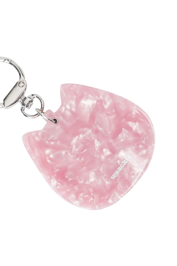 [WAACKIZ] 유니 프루츠 미러 키링은 에폭시 소재로 제작된 핑크색 과일 모티브 디자인의 키링입니다. 거울 기능을 갖춘 이 키링은 일상에서 유용하게 사용할 수 있으며, 캐릭터 및 프린트 무늬가 돋보입니다. 스윙 형태로 재미를 더하고, 은은한 광택과 매끄러운 촉감으로 고급스러운 느낌을 선사합니다. 개성 넘치는 디자인으로 소지품에 포인트를 더해보세요.
