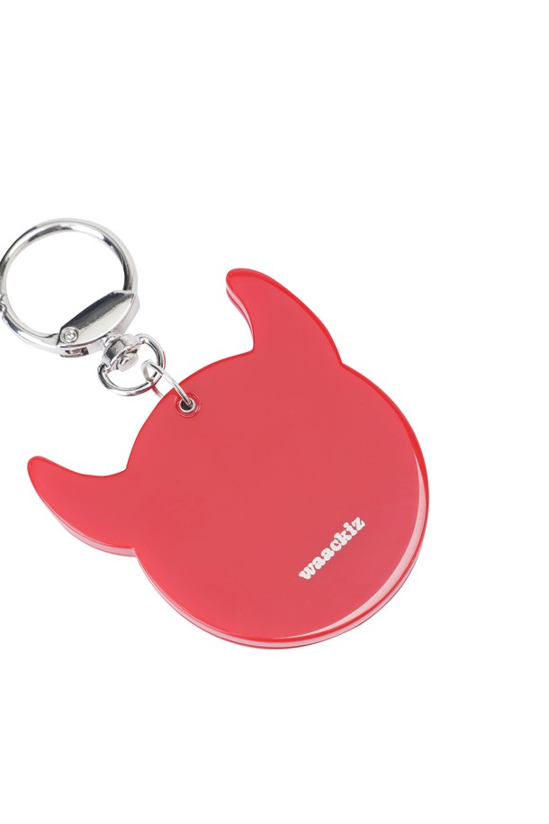 [WAACKIZ] 유니 프룻 미러 키링은 상큼한 과일 모티브 디자인의 키링입니다. 에폭시 소재로 제작되어 은은한 광택과 매끄러운 촉감을 자랑하며, 미니 사이즈로 휴대성이 뛰어납니다. 내부에는 거울이 내장되어 있어 실용성을 더했으며, 스윙 형태로 디자인되어 더욱 매력적입니다. 일상 속에서 개성을 드러낼 수 있는 유니크한 아이템입니다.
