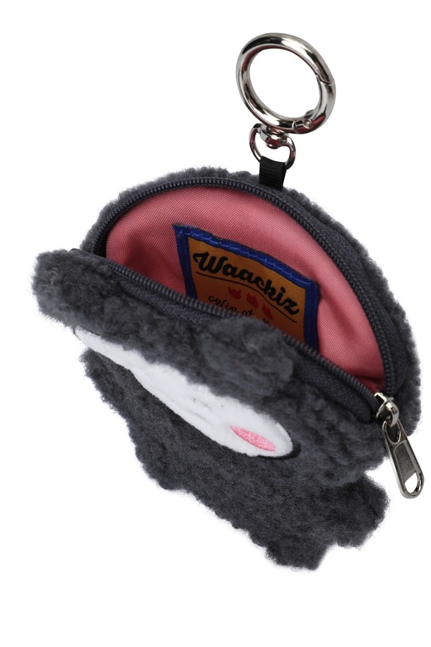 [WAACKIZ] 유니 플러피 파우치는 와키, 스코비, 피피 캐릭터가 돋보이는 귀여운 디자인의 파우치입니다. 부드럽고 보송보송한 플리스 소재로 제작되어 포근한 느낌을 주며, 미니 사이즈로 소품 수납에 용이합니다. 지퍼형 잠금 방식으로 내용물을 안전하게 보관할 수 있으며, 키링이나 참 장식으로 포인트를 더했습니다. 집콕룩, 여행룩, 휴가룩 등 캐주얼, 걸리시, 스트리트 스타일 어디에나 잘 어울리는 아이템입니다.
