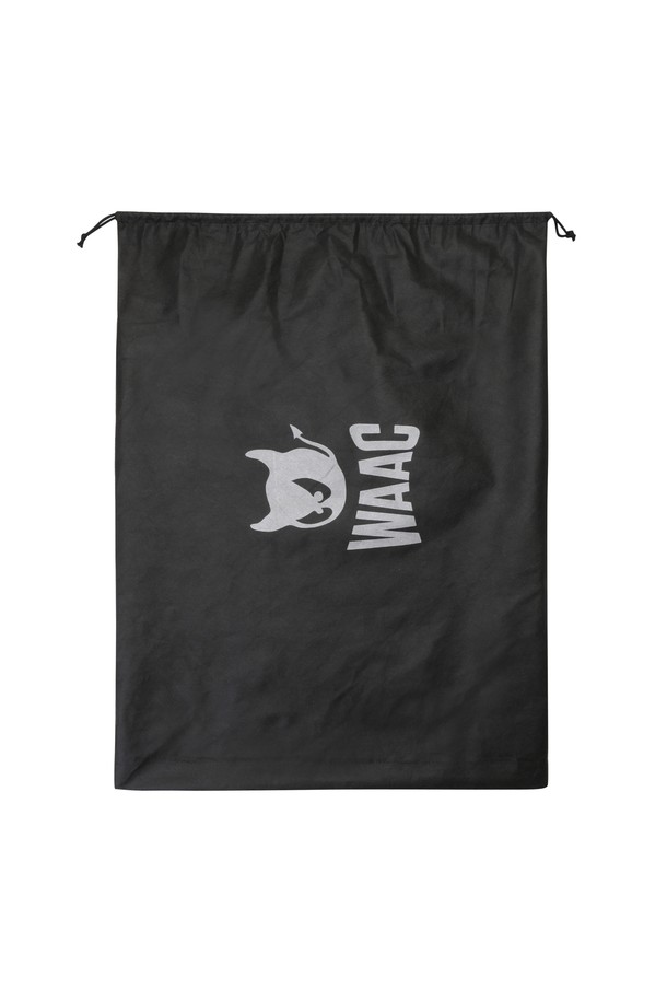 [LIONKING X WAAC] 유니 보스턴백은 골프룩과 휴가룩에 잘 어울리는 캐주얼하고 스포티한 스타일의 가방입니다. 라지 사이즈의 원통형 보스턴백으로, 지퍼형 잠금 방식과 블랙, 화이트 컬러의 지브라 패턴이 특징입니다. WAAC(왁)과의 콜라보레이션으로 제작되었으며, 골프 용도로 사용하기 적합합니다.
