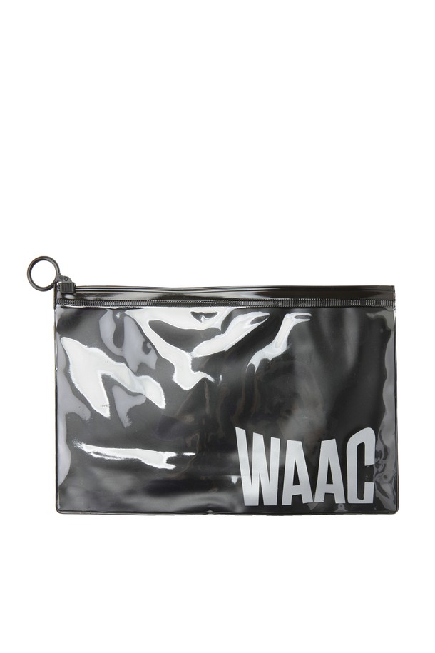 남성용 Men Ball Marker 골프 장갑입니다. 부드러운 램스킨 소재로 제작되어 뛰어난 착용감과 그립감을 제공하며, 통기성이 우수하여 쾌적한 라운딩을 돕습니다. 클래식하고 미니멀한 디자인으로, 골프룩에 세련됨을 더합니다. 화이트 컬러 바탕에 와키 팬던트와 컬러 라인 장식이 포인트이며, 탈부착 가능한 장식으로 개성을 표현할 수 있습니다. 한 손 장갑으로, 부분 펀칭 디테일이 섬세함을 더합니다.
