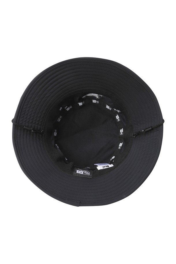 NEW ERA(뉴 에라) UNST WAACKY 버킷햇은 골프, 일상 등 다양한 TPO에 활용 가능한 공용 모자입니다. 블랙 컬러의 폴리에스테르, 스판덱스 혼방 소재로 제작되어 봄, 여름 시즌에 적합하며, 와이드 챙이 특징입니다. 자외선 차단 기능과 사이즈 조절 스트랩, 스토퍼가 있어 실용성을 높였습니다. NEW ERA(뉴 에라) 콜라보레이션으로 출시되어 스포티, 캐주얼, 미니멀 스타일을 즐기는 분들께 제격입니다.
