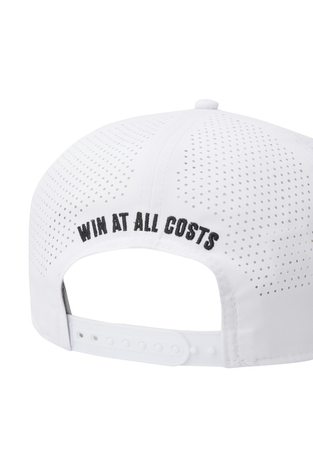 NEW ERA(뉴 에라) 950 퍼포먼스 로고 캡은 골프룩과 캐주얼, 스포티, 미니멀 스타일을 모두 아우르는 모자입니다. 부드러운 촉감의 폴리에스테르와 스판덱스 혼방 소재로 제작되어 사계절 내내 착용하기 좋으며, 얇은 두께감으로 편안함을 선사합니다. 챙 넓이 7.5cm의 스냅백 디자인에 NEW ERA 콜라보레이션 로고 자수가 돋보이며, 신축성과 사이즈 조절 기능으로 최적의 핏을 제공합니다. 화이트 컬러로 다양한 스타일에 매치하기 용이한 아이템입니다.
