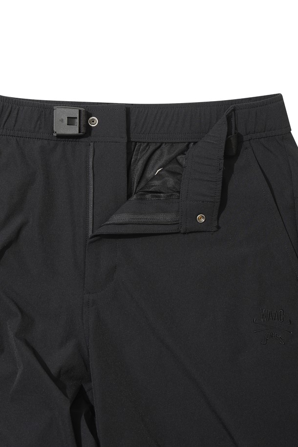 [JONES] 남성 컨버터블 팬츠는 골프 및 일상용으로 활용 가능한 남성용 바지입니다. 무릎 부분 지퍼를 통해 긴 바지 또는 반바지로 변형이 가능하며, 봄, 여름, 가을 계절에 착용하기 좋습니다. 나일론과 스판덱스 혼방 소재로 제작되어 부드러운 촉감과 뛰어난 신축성을 제공합니다. 블랙 색상의 무지 디자인에 레귤러핏으로 제작되었으며, 벨트 일체형 밴딩으로 편안한 착용감을 선사합니다. JONES 콜라보레이션 라인으로 스포티, 캐주얼, 미니멀 스타일을 연출하기 좋습니다.
