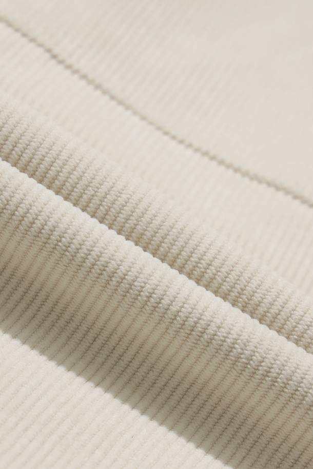 [JONES] 남성 코듀로이 더블 니 팬츠는 가을, 겨울 시즌에 어울리는 남성용 코듀로이 팬츠입니다. 부드러운 촉감의 코듀로이, 폴리에스테르, 스판덱스 혼방 소재로 제작되어 편안한 착용감을 선사합니다. 베이지 컬러의 무지 디자인에 레귤러핏으로 제작되었으며, 보온성이 우수하고 더블니 디자인으로 활동성을 더했습니다. JONES 로고가 새겨진 벨트 일체형 디자인으로, 골프 및 일상 캐주얼, 스포티, 클래식 스타일 연출에 활용 가능합니다. 허리 밴딩 처리로 편안함을 더했습니다.
