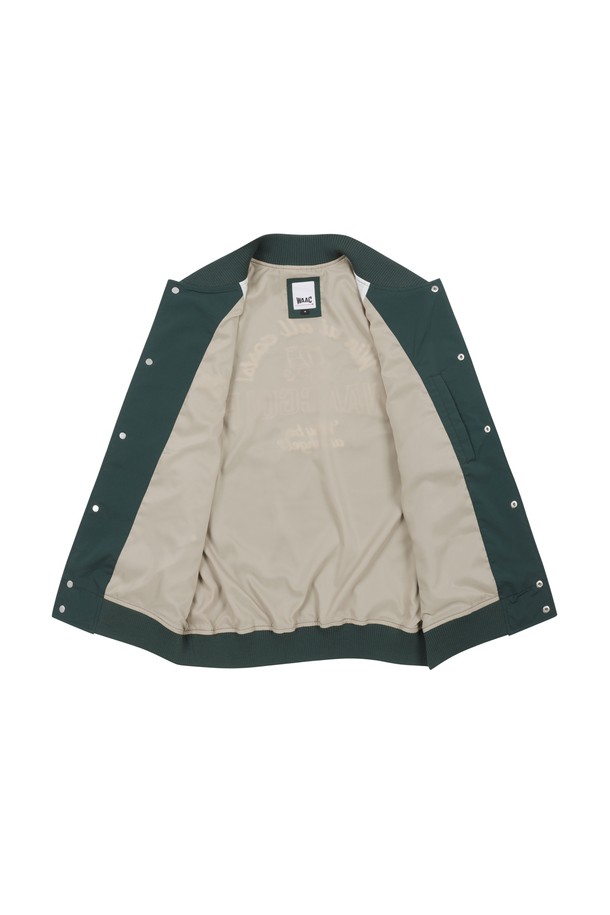 남성용 바시티 재킷입니다. 그린과 화이트 컬러 조합으로, 봄, 가을 시즌에 골프 및 일상복으로 활용하기 좋습니다. 레귤러 핏에 스판 소재를 사용하여 편안한 착용감을 제공하며, 보통 두께감으로 제작되었습니다. 자수 로고, 와펜 장식, 슬로건 디테일이 돋보이며, 립 디테일과 스냅 버튼 여밈 방식이 특징입니다. 캐주얼, 스트릿 스타일을 즐기는 남성분들께 추천합니다.

