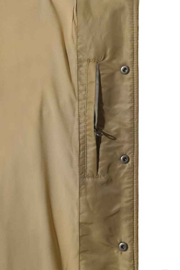 베이지 컬러의 남성용 부클 바시티 재킷입니다. 플리스와 부클 소재를 사용하여 부드러운 촉감과 두꺼운 두께로 뛰어난 보온성을 제공합니다. 스포티하면서도 캐주얼한 스타일로, 골프룩 또는 일상복으로 활용하기 좋습니다. 넥, 소매, 밑단에 니트 시보리를 적용하여 편안함과 안정감을 더했습니다. 레귤러 핏의 긴 소매 버튼 여밈 방식의 자켓으로, 로고 패턴이 특징입니다.
