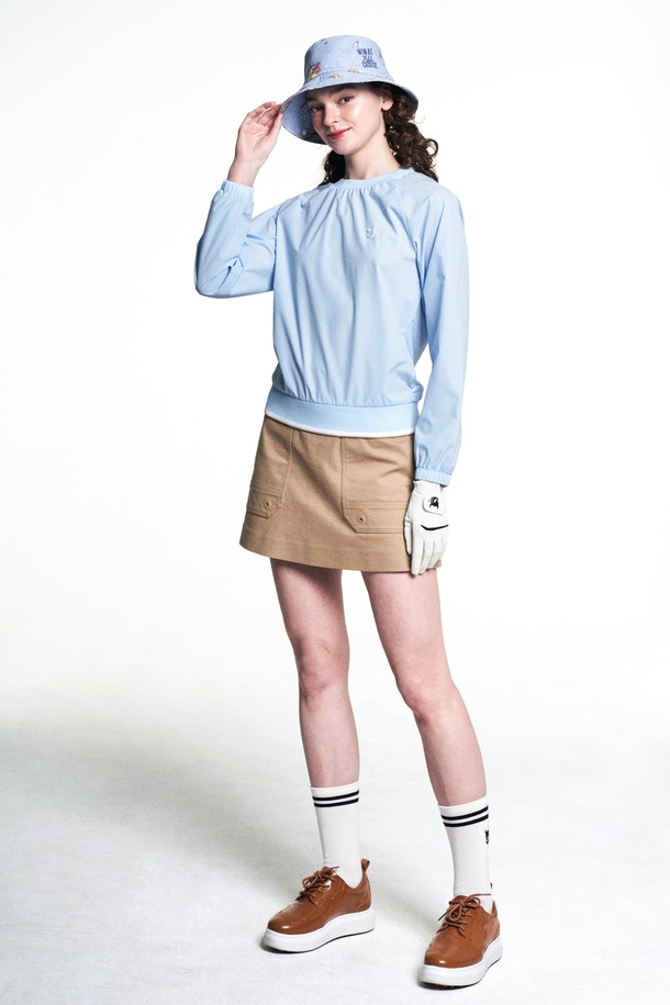 베이직하고 캐주얼한 무드의 여성 A라인 포켓 스커트입니다. 골프 및 일상에서 활용하기 좋은 아이템으로, 봄과 여름에 적합합니다. 허리 밴딩 처리로 편안한 착용감을 제공하며, 실용적인 포켓 디테일이 돋보입니다. A라인 핏으로 다리가 길어 보이는 효과를 주며, 무지 디자인으로 다양한 상의와 손쉽게 매치할 수 있습니다.
