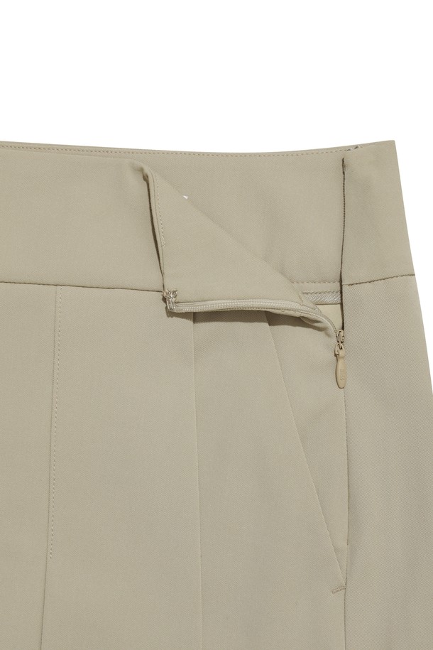 [JONES] 여성 플리츠 쇼츠는 골프 및 일상생활에서 스포티하고 클래식한 무드를 연출하는 제품입니다. 부드러운 폴리에스테르 소재로 제작되어 봄, 여름 시즌에 얇고 편안하게 착용할 수 있습니다. 베이지 색상의 레귤러핏 쇼츠로, 앞면 플리츠 디테일과 뒷면 쇼츠 디자인이 돋보입니다. JONES 콜라보레이션으로 제작되어, 스타일리시한 골프룩을 완성할 수 있습니다. 하이웨이스트 밴딩으로 편안한 착용감을 선사합니다.
