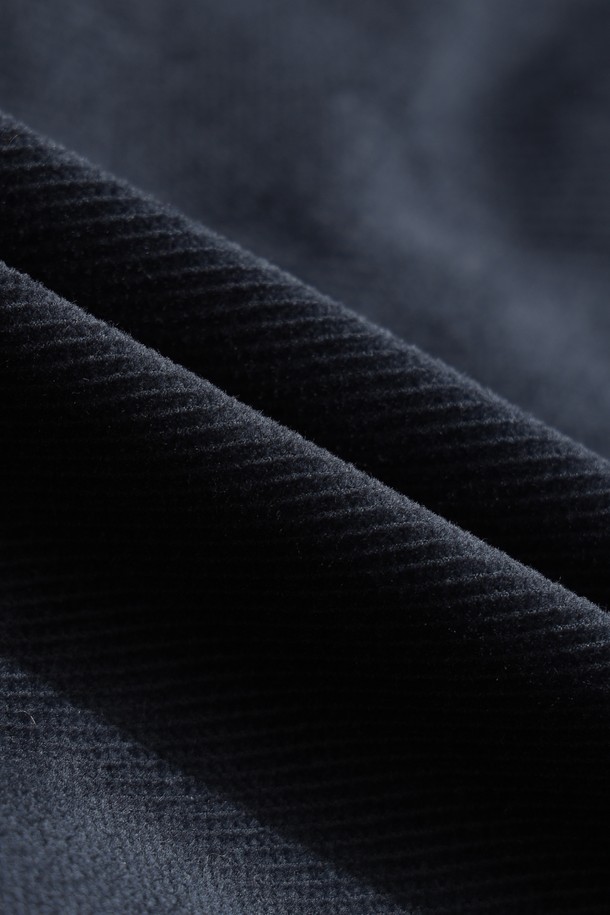 [JONES] 여성 브러쉬드 테이퍼드 팬츠는 캐주얼과 스포티한 스타일을 넘나드는 활용도 높은 바지입니다. 가을, 겨울 시즌에 적합하며, 부드러운 촉감의 면 소재로 제작되어 편안한 착용감을 선사합니다. 네이비 색상의 무지 디자인에 원턱 디테일이 더해져 세련된 느낌을 줍니다. 테이퍼드 핏으로 다리 라인을 슬림하게 잡아주며, 두꺼운 두께감으로 보온성을 높였습니다. 골프는 물론, 일상에서도 멋스럽게 연출 가능한 퍼포먼스 팬츠입니다.
