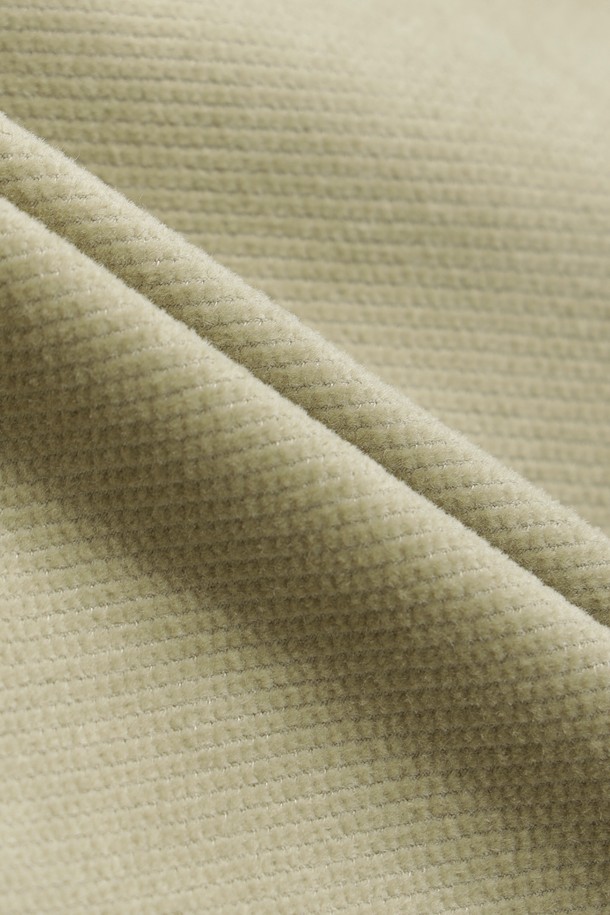 [JONES] 여성용 무릎 기장 코듀로이 쇼츠는 부드러운 코듀로이와 면 혼방 소재로 제작되어 편안한 착용감을 선사합니다. 베이지 컬러에 레귤러핏으로 제작되어 캐주얼하고 클래식한 스타일을 연출하며, 봄, 여름 시즌에 활용하기 좋습니다. 카고 디테일이 돋보이며, 골프룩이나 봄 소풍룩에 잘 어울리는 실용적인 디자인입니다. JONES 콜라보레이션 라인으로, 두꺼운 두께감으로 안정감 있는 착용감을 제공합니다. 무지 패턴의 숏 기장 바지로 다양한 상의와 매치하여 미니멀한 스타일을 완성할 수 있습니다.
