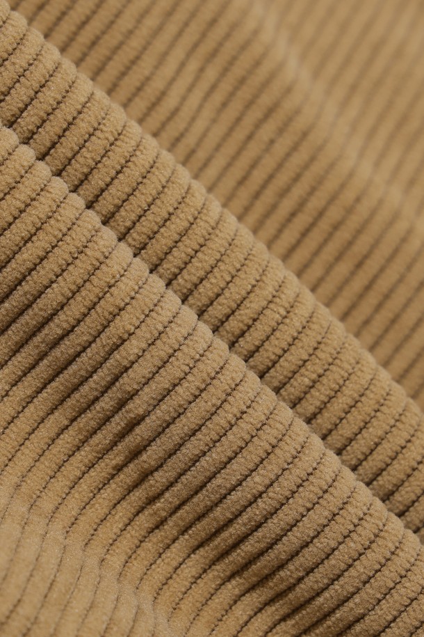 우먼 로이 베스트는 겨울철 따뜻함과 스타일을 모두 갖춘 여성용 베스트입니다. 베이지와 브라운 두 가지 색상으로 출시되었으며, 캐주얼 및 스포티 무드를 연출할 수 있습니다. 부드러운 코듀로이 소재에 두꺼운 두께감과 보온성을 위한 퍼 안감, 탈부착 가능한 퍼 칼라 및 충전재를 더해 뛰어난 착용감을 제공합니다. 집업 스타일의 레귤러핏으로 제작되었으며, 골프룩은 물론 일상에서도 활용하기 좋습니다. 민소매 디자인으로 활동성을 높였습니다.
